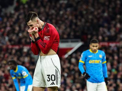 Benjamin Šeško zadel vratnico, Manchester ni premagal najslabših, golijada Arsenala