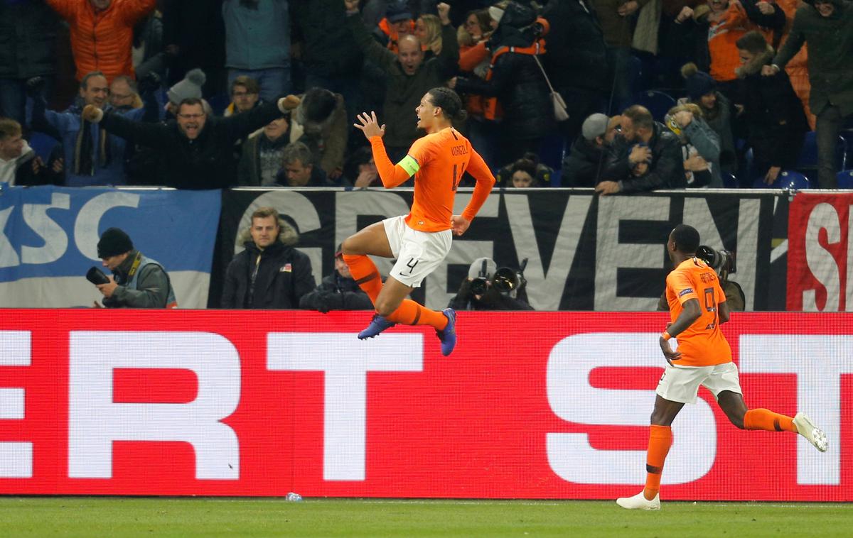 Nemčija Nizozemska | Trenutek, ko je Virgil van Dijk izenačil na 2:2 ter popeljal Nizozemsko na prvo mesto in zaključni turnir lige narodov. | Foto Reuters