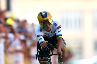 Izjemni Tadej Pogačar zaostal le za Remcom Evenepoelom in oblekel rumeno majico!