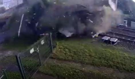 Grozljivo trčenje: vlak z 200 kilometri na uro naletel v tovornjak s priklopnikom #video