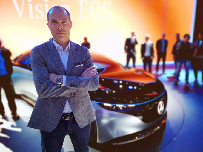 Robert Lešnik pred svojim najnovejšim konceptom, Mercedes-Benzovim vision EQ S. | Foto: Gregor Pavšič