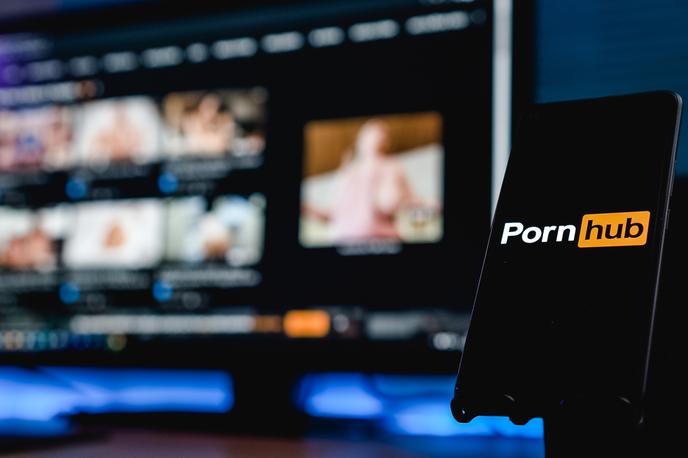 PornHub. Porn hub. | Bruselj se ni ustavil le pri regulaciji osnovnih funkcionalnosti pornografskih platform, saj zahteve Evropske komisije posegajo v samo jedro delovanja spletnih servisov. Slednji se bodo tako med drugim veliko bolj osredotočali tudi na moderiranje vsebine ter zaščito mladoletnikov, veliko dela pa bodo morali nameniti tudi večji transparentnosti delovanja svojih platform. | Foto Shutterstock