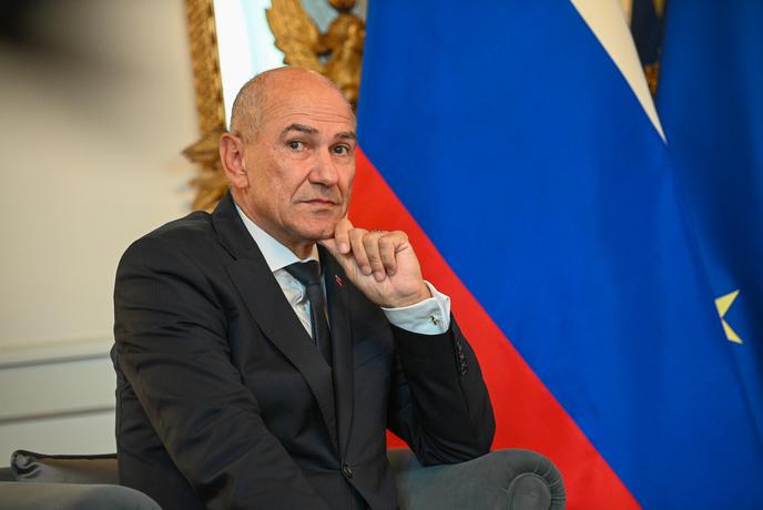 Janša opozoril na migracije po balkanski poti: Nekaj je treba storiti