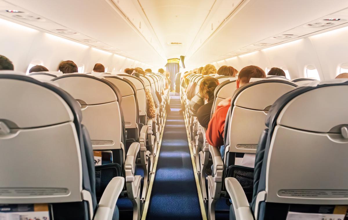Letalo kabina | Nekateri letalski prevozniki, ki so sami odpovedali lete, potnikom ne želijo vrniti denarja, ampak jim ponujajo spremembo datuma leta ali kupone v vrednosti vozovnice, vendar evropska zakonodaja določa, da morajo potniku ponuditi tudi vračilo denarja. | Foto Getty Images