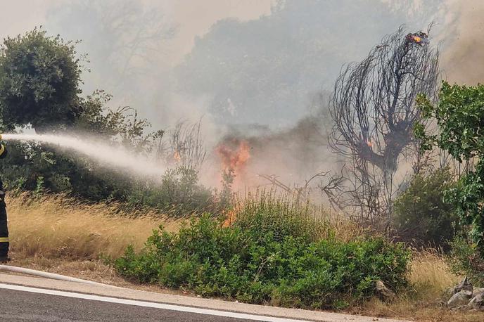požar | Po vsej Hrvaški so od petka do nedelje zvečer zaradi požarov opravili več kot 260 intervencij, v katerih je sodelovalo več kot 1.500 gasilcev. | Foto STA