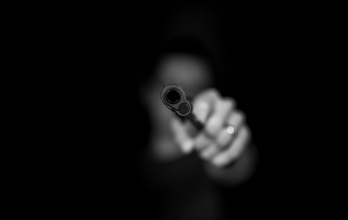 Pištola, orožje, grožnja | Sedemintridesetletnik se je vmešal v spor, streljal s plinsko pištolo, potem pa se še upiral policistom. Fotografija je simbolična. | Foto Unsplash