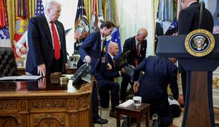 Incident v Beli hiši: Trumpov gost se je zgrudil na tla #video