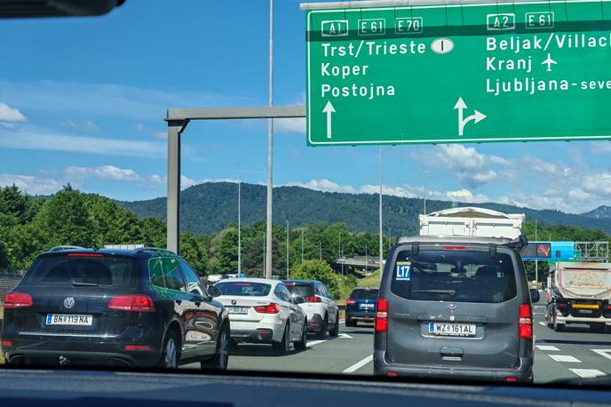 Gneča na ljubljanski obvoznici | Kot navaja prometnoinformacijski center, bo močno povečan promet tako iz smeri Avstrije proti Hrvaški in proti Primorski kot tudi v obratni smeri zaradi praznikov in počitnic v tujini in v Sloveniji vztrajal do sredine prihodnjega tedna. | Foto Ksenija Mlinar