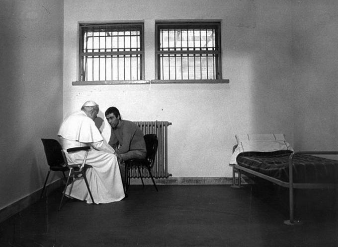 Papež je Agci na srečanju v zaporu povedal, da mu je odpustil poskus atentata nanj. Mehmet Agca je papeža 13. maja 1981 štirikrat ustrelil v trebuh. | Foto: 