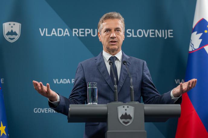 Tretj aobeltnica Vlade RS - Golob, Han, Vrečko | "Ko smo pred tremi leti zastavili skupno pot, so bile razmere v državi izredno zahtevne. Danes pa lahko trdimo, da smo postavili zdrave temelje, na katerih lahko gradimo boljšo prihodnost," je ob tretji obletnici mandata dejal predsednik vlade Robert Golob. | Foto STA