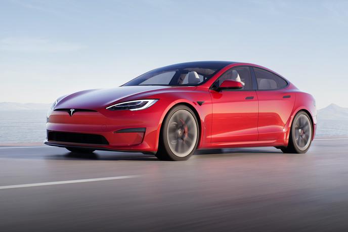 Tesla model S plaid | Tesla model S v različici plaid+ bo imela tri elektromotorje, sistemsko moč več kot tisoč "konjev" in izhodiščno ceno 141 tisoč evrov. Tekmeca porsche taycana turbo S in audija e-tron GT RS lahko (ob predhodnem naročilu) v Sloveniji pričakujemo jeseni. | Foto Tesla