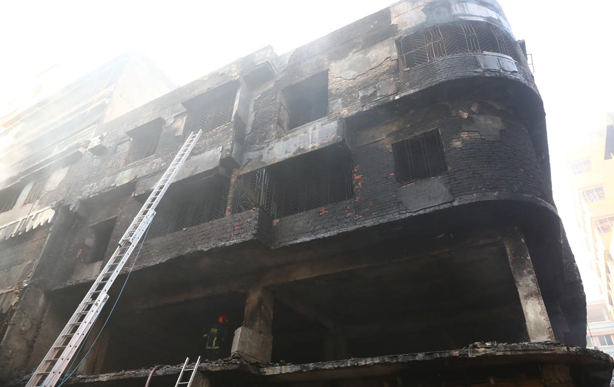 Daka požar Bangladeš | Po poročanju britanskega BBC je umrlo najmanj 78 ljudi, med njimi so tudi ljudje, ki so bili v bližini zgradb, udeleženci zabave in gostje restavracij, so povedali gasilci. Okoli 50 jih je ranjenih, od tega jih je več v kritičnem stanju.  | Foto Reuters