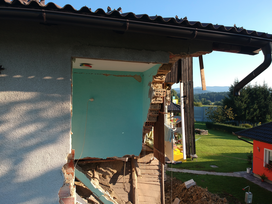 porušena hišam družina Bučar, Lopata