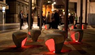 Stoli za poživitev ulice