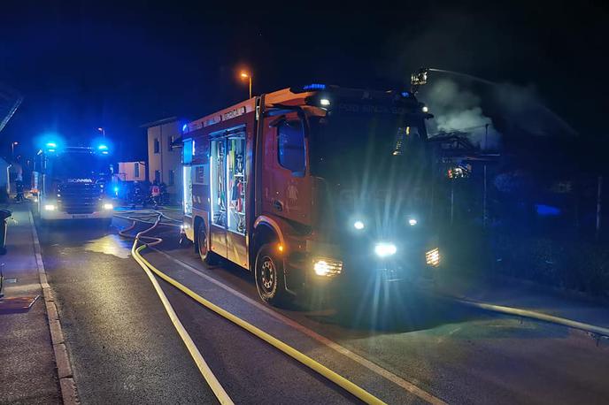 gasilci | Pri intervenciji se je poškodoval en gasilec, ki je bil z reševalnim vozilom odpeljan v UKC Maribor v zdravniško oskrbo. 