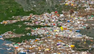 Ogromne količine smeti v reki ogrožajo ljudi in zdravje #video