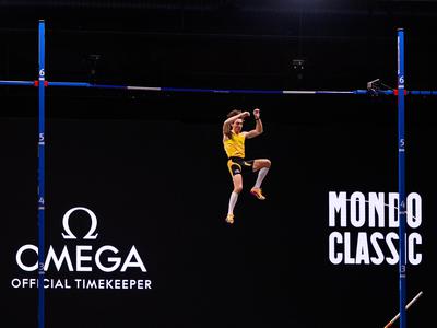 Armand Duplantis prestavil mejo: nov svetovni rekord je 6,31