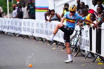 Trenutki frustracije za Remca Evenepoela, ki je imel težave v najbolj neprimernem trenutku #video