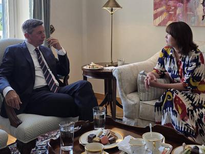 Pahor pri ameriški veleposlanici, pozornost ukradla bogato obložena miza