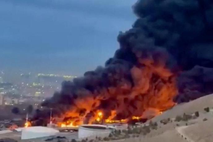 V Teheranu pada črni dež #vŽivo