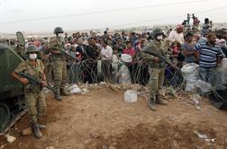 Civilisti bežijo iz Kobaneja pred islamskimi skrajneži (video)