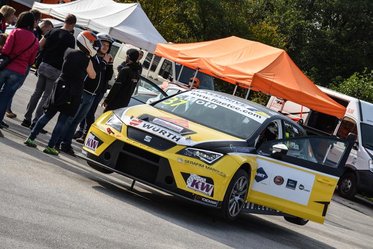 Slovenija spada med izjeme v Evropski uniji, ki nima dirkališča za avtomobile, kot je na primer tovarniški pokalni seat leon. V Sloveniji imamo po zaslugi domžalske ekipe Lema Racing kar dva. Z njimi so primorani voziti le v tujini. Bodo svoje mesto vsaj za testiranja in treninge dobili na Dolenjskem? | Foto: Luka Gregorič
