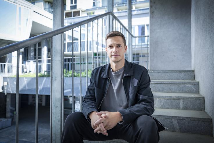 "S plačo, ki jo prejemam za delo fizioterapevta, lahko živim normalno," sporoča nekdanji slovenski nogometaš, ki je kariero končal že pri 30 letih. Namenoma. | Foto: Ana Kovač