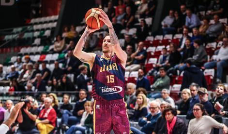 Gregor Hrovat ukradel žogo in ob zvoku sirene zadel s polovice #video