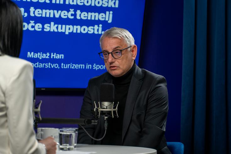 Po Hanovih besedah mora država najprej prepoznati svoje prednosti, tam, kjer je manj konkurenčna, pa ciljno izboljševati pogoje. | Foto: Liam Toni Šironjič