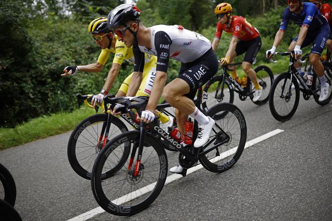 Adam Yates tudi danes kolesari v rumeni majici vodilnega. | Foto: Reuters