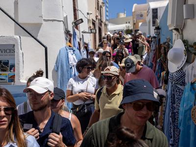 Grški otoki se šibijo pod težo rekordnega števila turistov