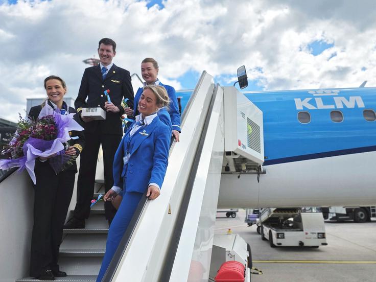 Posadka nastopnega poleta nizozemske letalske družbe KLM iz Amsterdama v Ljubljano | Foto: Srdjan Cvjetović