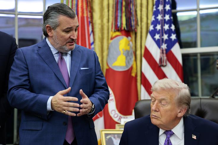 Ted Cruz in Donald Trump v Beli hiši decembra lani. | Foto: Reuters