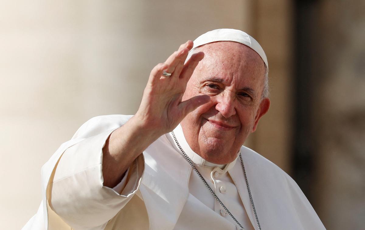 papež Frančišek | Med obiskom v Bahrajnu, kjer je sodeloval v medverskem dialogu z vodilnimi verskimi voditelji sunitske veje islama, je papež sicer večkrat kritiziral trenutne spore po svetu. | Foto Reuters