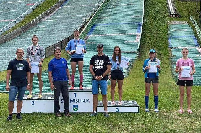 Ema Volavšek je bila po skakalnem delu druga, v teku pa je zanesljivo prišla do naslova prvakinje. | Foto: SloSki