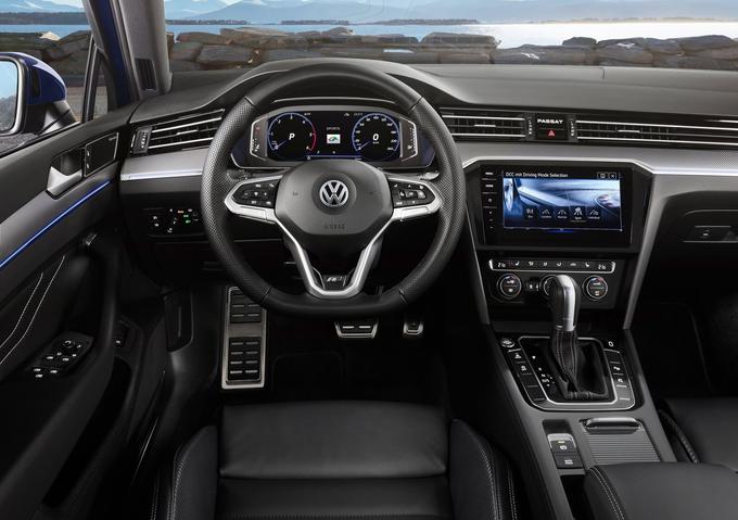 Bistvo prenove je v notranjosti. Volan je izraziteje občutljiv na dotik voznika, Car Play brez priključenega kabla, stalna povezljivost, serijska kartica SIM ... | Foto: Volkswagen