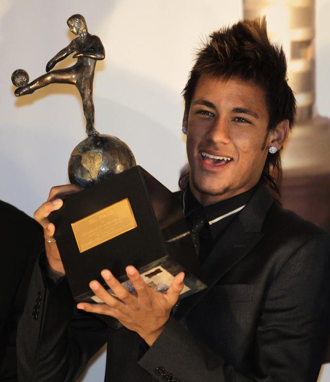 Lovorike, tako klubske kot individualne, so pri Santosu na Neymarjev naslov kar deževale. | Foto: Reuters