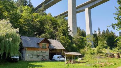 Pod viaduktom ni mogoče živeti, družina nadaljuje boj na sodišču #video