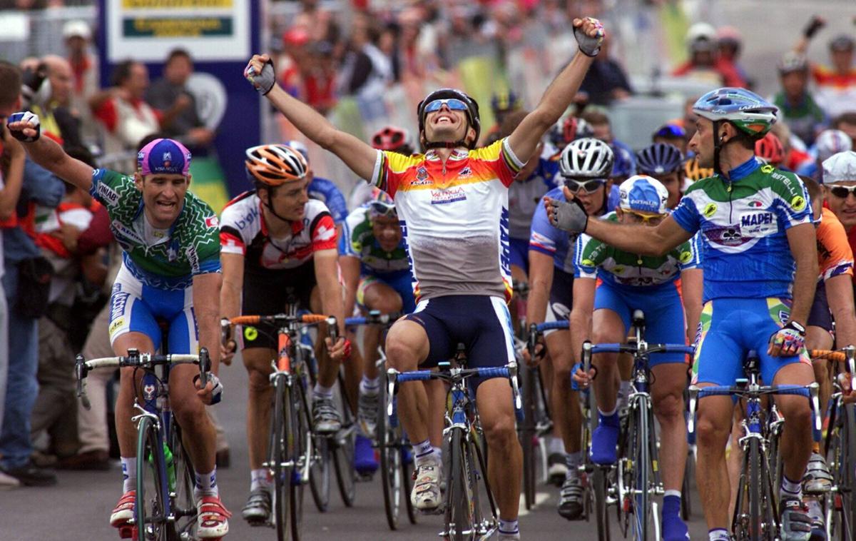 Andrej Hauptman | Šprint v zaključku cestne dirke na svetovnem prvenstvu leta 2001 v Lizboni. Andrej Hauptman (povsem levo) je takrat za Slovenijo osvojil zgodovinsko bronasto medaljo. | Foto Guliverimage