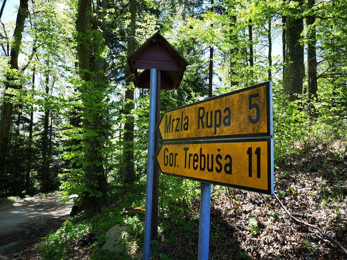 Cesta na Vojskarski planoti zavije levo na makadam proti Mrzli Rupi. | Foto: Gregor Pavšič