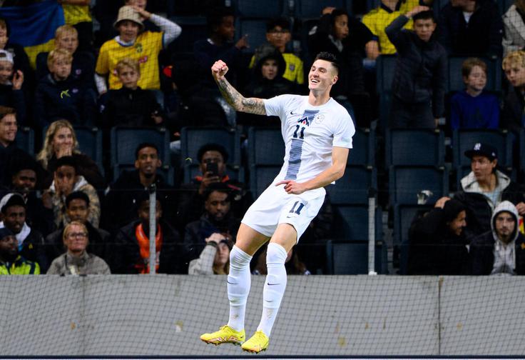 Veselje Benjamina Šeška po nepozabnem evrogolu na Švedskem, ki ga je dosegel še kot najstnik. | Foto: AP / Guliverimage