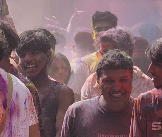 Na festivalu holi so bili pretežno mlajši moški.  | Foto: Anže Videnič