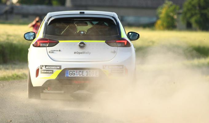 Prek zadnjih “zvočnih difuzorjev” poskušajo ojačati zvok dirkalnika, ki so ga posebej izdelali v studiu. | Foto: Opel