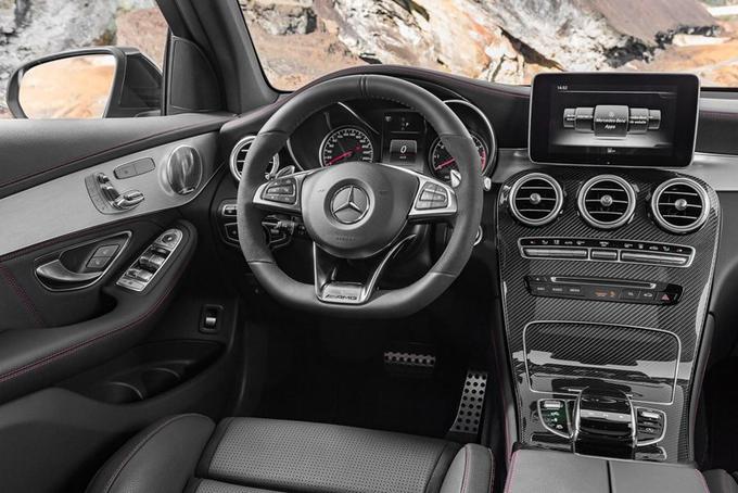 Športni GLC ima spodaj prirezan volanski obroč, kontrastne šive na usnju, rahlo spremenjene merilnike ... | Foto: Mercedes-Benz
