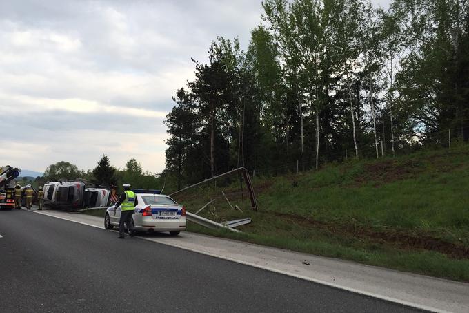 Zaradi odstranjevanja posledic nesreče sta zaprta vozni in odstavni pas, promet pa poteka po prehitevalnem pasu. | Foto: 