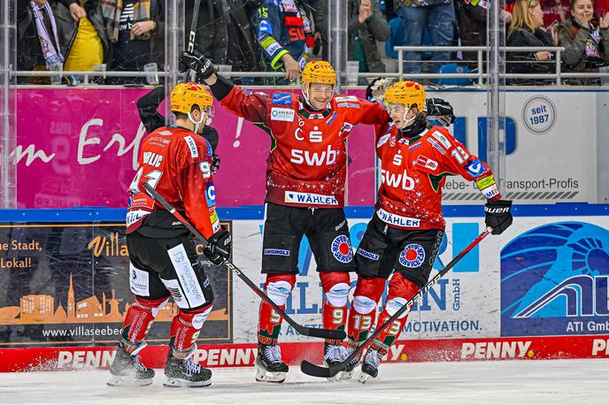 Miha Verlič, Jan Urbas, Žiga Jeglič, Fischtown Pinguins | Miha Verlič, Jan Urbas, Žiga Jeglič so s Fischtown Pinguins tudi na povratni tekmi visoko zmagali in napredovali v četrtfinale lige prvakov. | Foto Guliverimage