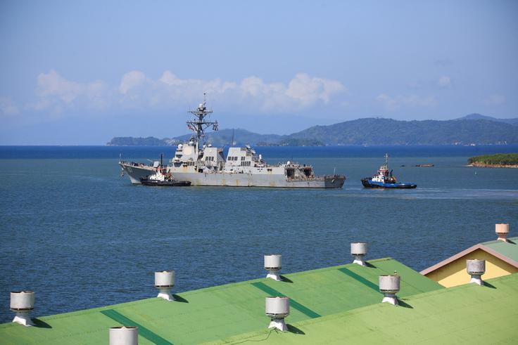 Rušilec USS Gravely, vojaška ladja Ameriški rušilec USS Gravely ob obali Trinidada in Tobaga, kamor je pred dnevi prispel na skupne vojaške vaje obeh držav. Zaradi obiska rušilca, ki ga je označil za provokacijo, je bil do Trinidada in Tobaga močno kritičen venezuelski predsednik Nicolas Maduro. Pozval je celo k prekinitvi dogovorov o dobavi plina med Venezuelo in otoško državo.  | Foto: Reuters