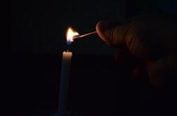 Američanka ob izpadu elektrike namesto sveče prižgala dinamit