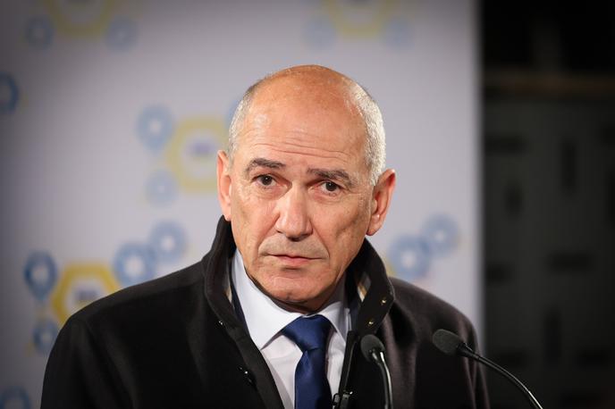 Volitve 2026 SDS Janez Janša | "Z izrečenimi izjavami sta oba grobo posegla v eno izmed temeljnih človekovih pravic, in sicer v pravico do časti in dobrega imena, s čimer sta kršila 35. člen ustave," so prepričani v SDS. | Foto Ana Kovač