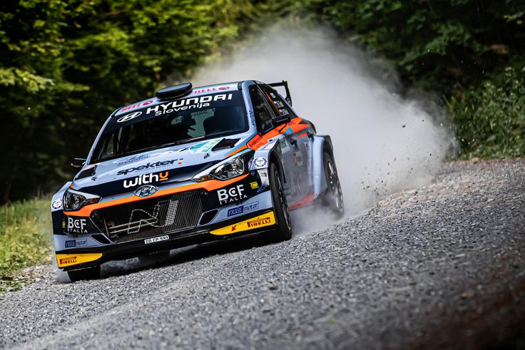 Rok Turk in Vili Ošlaj (hyundai i20 R5) sta včeraj dobila vse štiri hitrostne preizkušnje in imata že dve minuti prednosti pred zasledovalci. | Foto: WRC Croatia